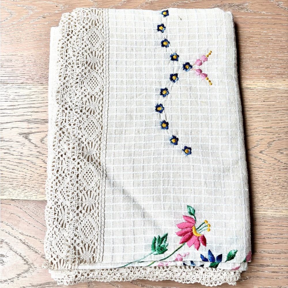 🆕 🌺 Long Floral Embroidered Tablecloth